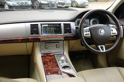 3.0d V6 Luxury Saloon 4dr Diesel Auto Euro 5 (240 ps)