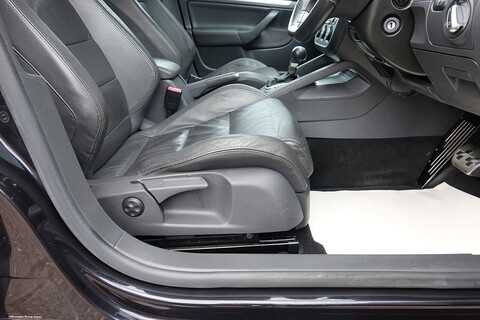 R32 Hatchback 3.2 Semi Auto Petrol