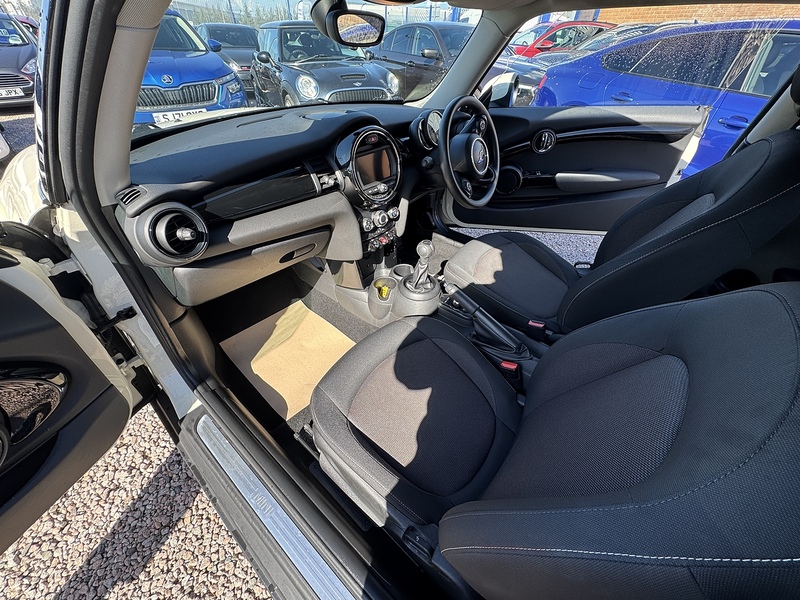 MINI Hatch Cooper - U2537