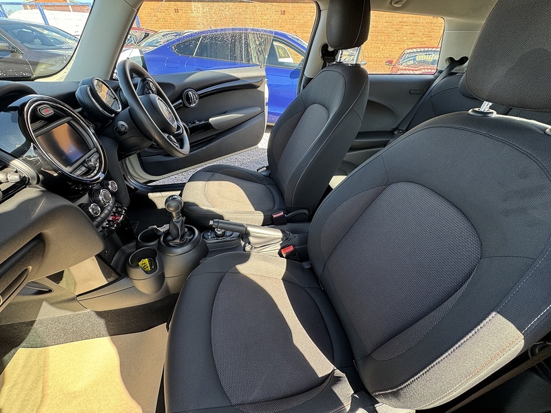 MINI Hatch Cooper - U2537