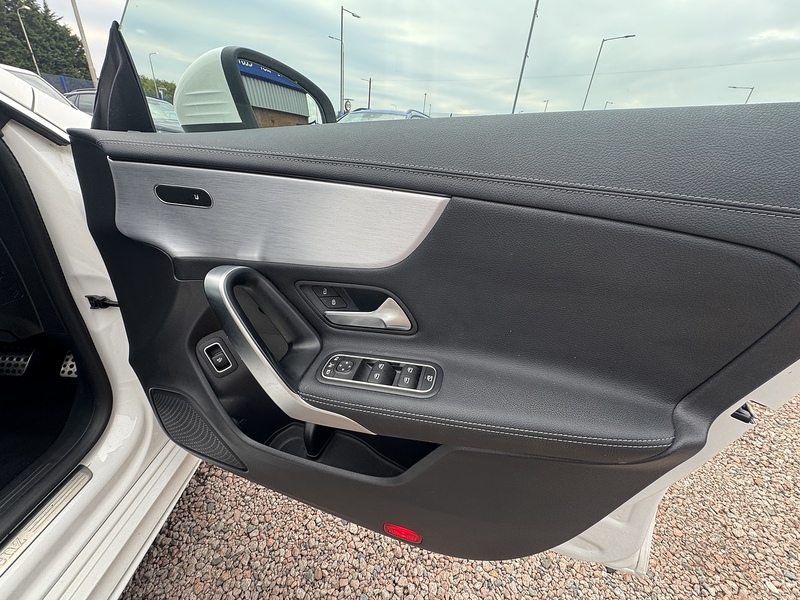 Mercedes-Benz CLA CLA200 AMG Line - U2562