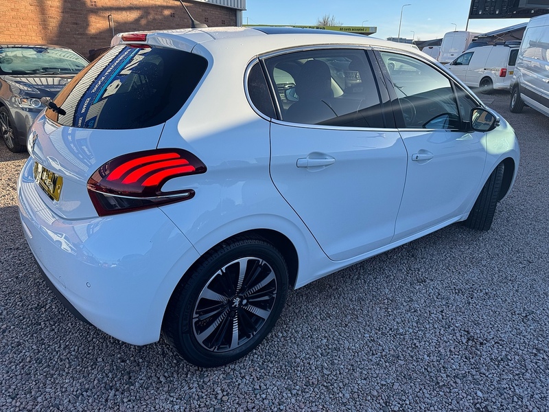 Peugeot 208 PureTech Allure Premium - U2632