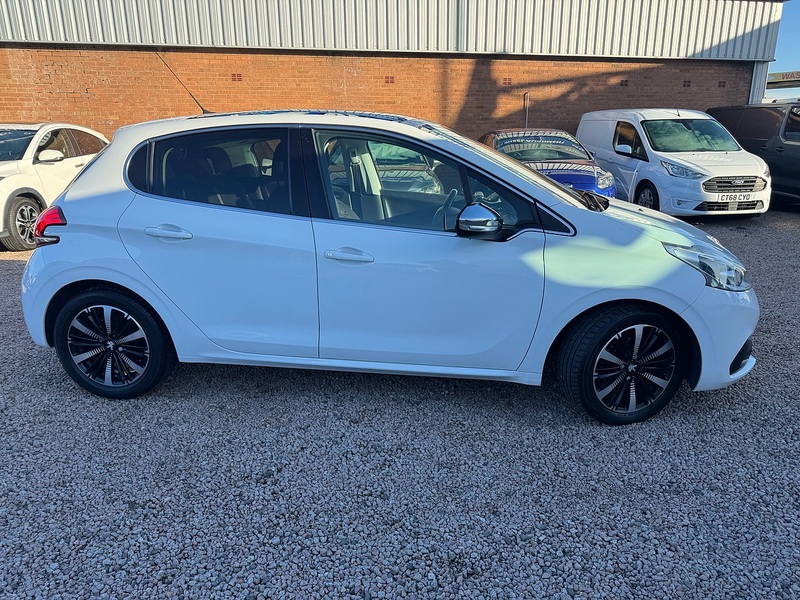 Peugeot 208 PureTech Allure Premium - U2632