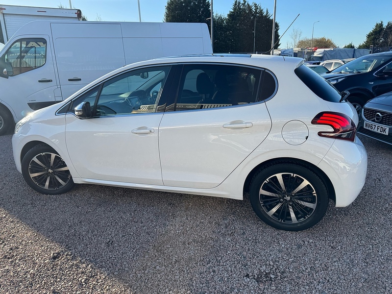Peugeot 208 PureTech Allure Premium - U2632