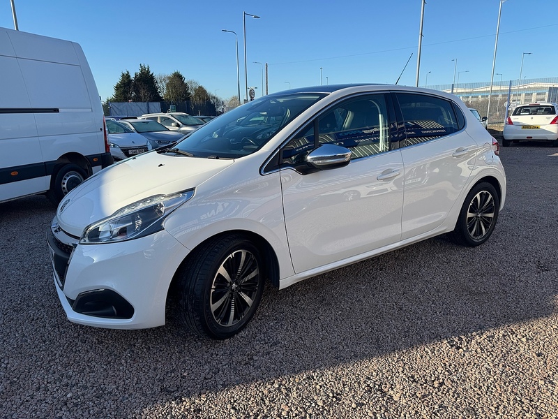 Peugeot 208 PureTech Allure Premium - U2632