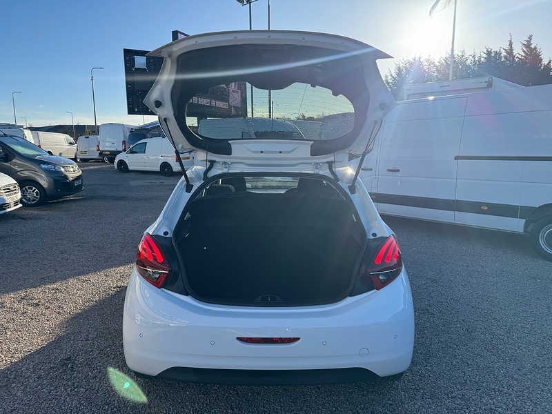 Peugeot 208 PureTech Allure Premium - U2632