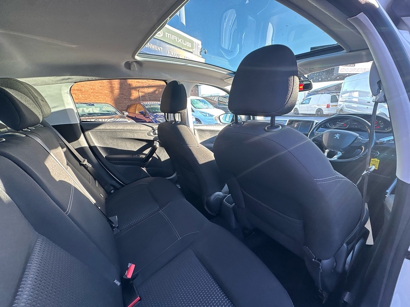 Peugeot 208 PureTech Allure Premium - U2632
