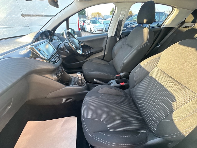 Peugeot 208 PureTech Allure Premium - U2632