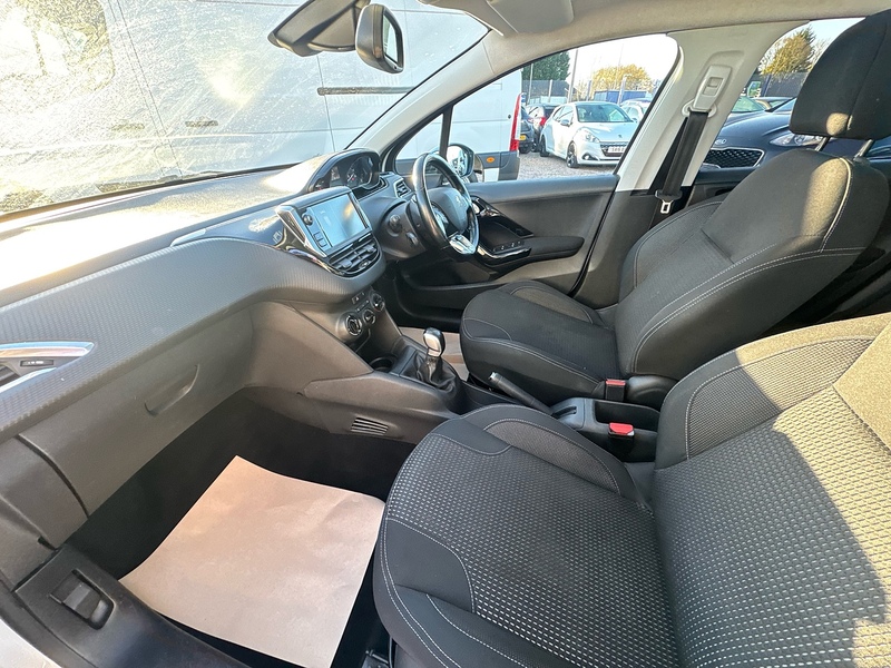 Peugeot 208 PureTech Allure Premium - U2632