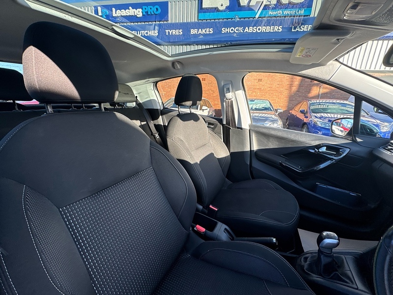 Peugeot 208 PureTech Allure Premium - U2632