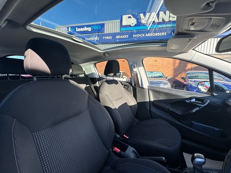 Peugeot 208 PureTech Allure Premium - U2632