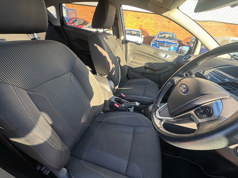 Ford Fiesta T EcoBoost Titanium - U2636