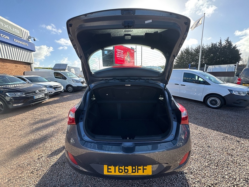 Hyundai i30 CRDi Blue Drive SE - U2700