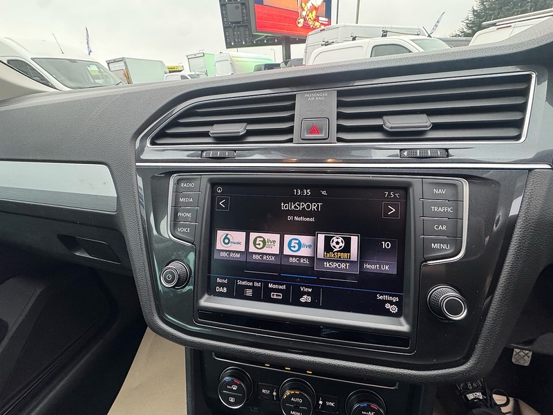 Volkswagen Tiguan TSI BlueMotion Tech SE Navigation - U2715