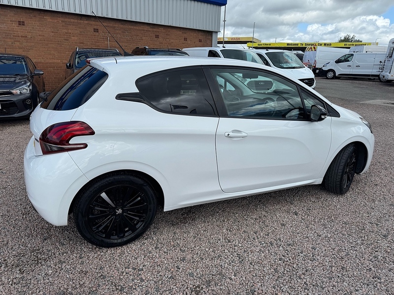 Peugeot 208 PureTech Black Edition - U2843