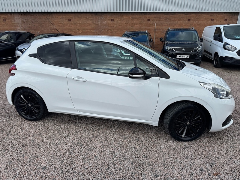 Peugeot 208 PureTech Black Edition - U2843