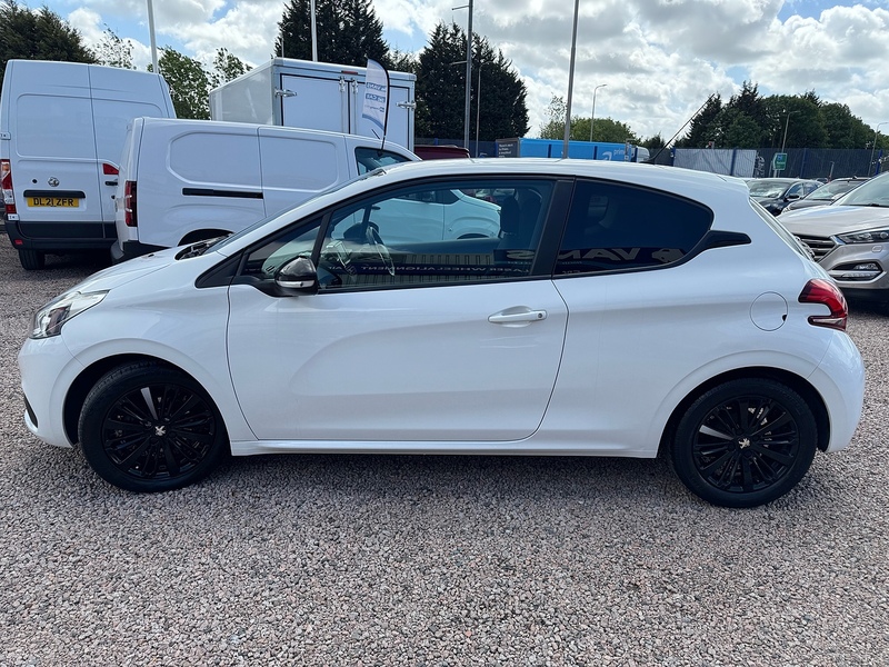 Peugeot 208 PureTech Black Edition - U2843