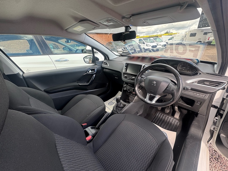 Peugeot 208 PureTech Black Edition - U2843