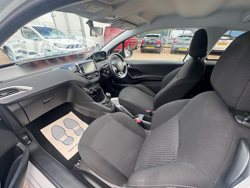 Peugeot 208 PureTech Black Edition - U2843