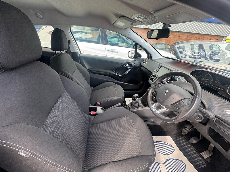 Peugeot 208 PureTech Black Edition - U2843