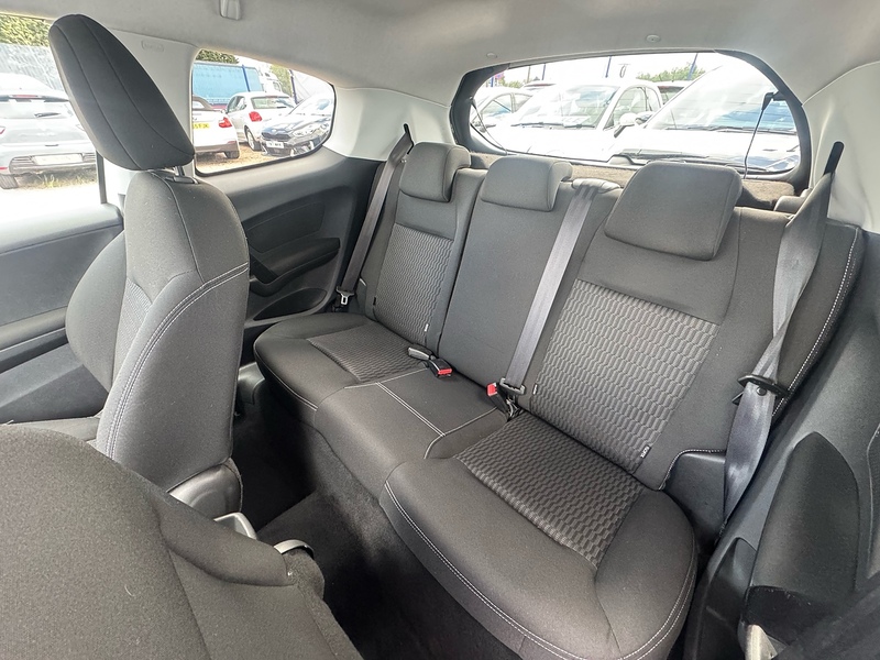 Peugeot 208 PureTech Black Edition - U2843