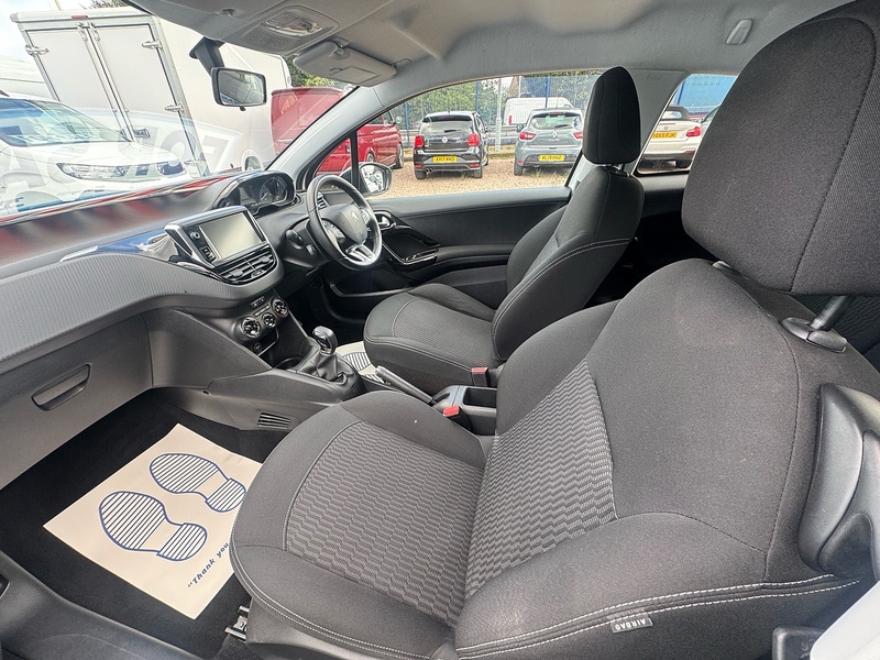 Peugeot 208 PureTech Black Edition - U2843