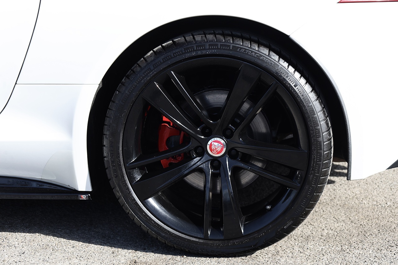 Jaguar F-Type Coupe Full Service History + Panoramic Roof - Large 39