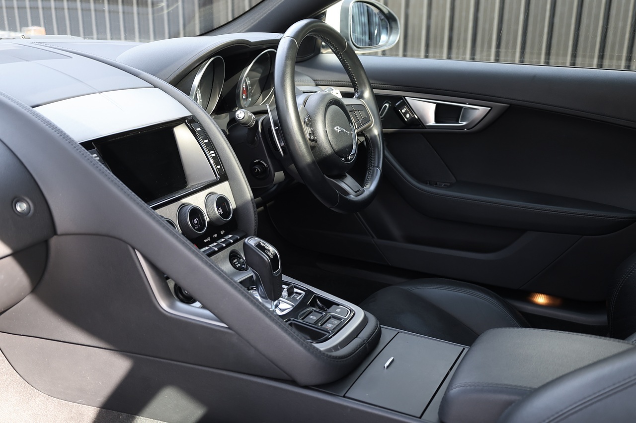 Jaguar F-Type Coupe Full Service History + Panoramic Roof - Large 9