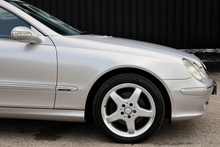 Mercedes-Benz CLK 240 Avantgarde 1 Former Keeper + 19 Services + Sunroof + Exceptional - Thumb 17