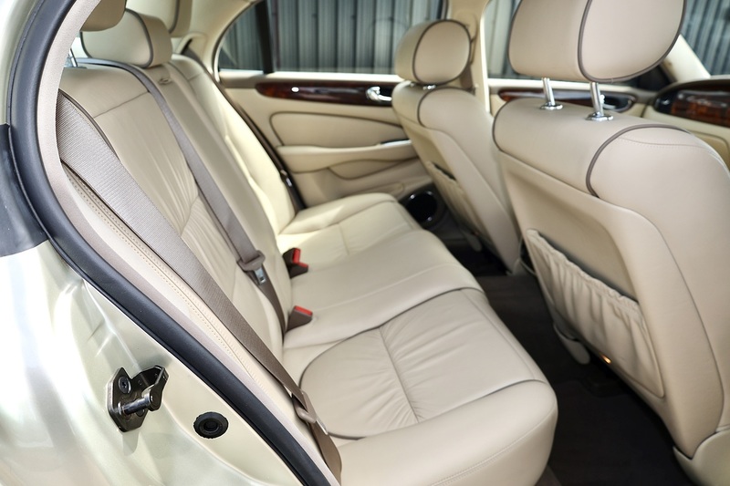 Jaguar XJ Sovereign Previously Supplied by Ourselves + 13 Services + Beautiful Condition Image 13