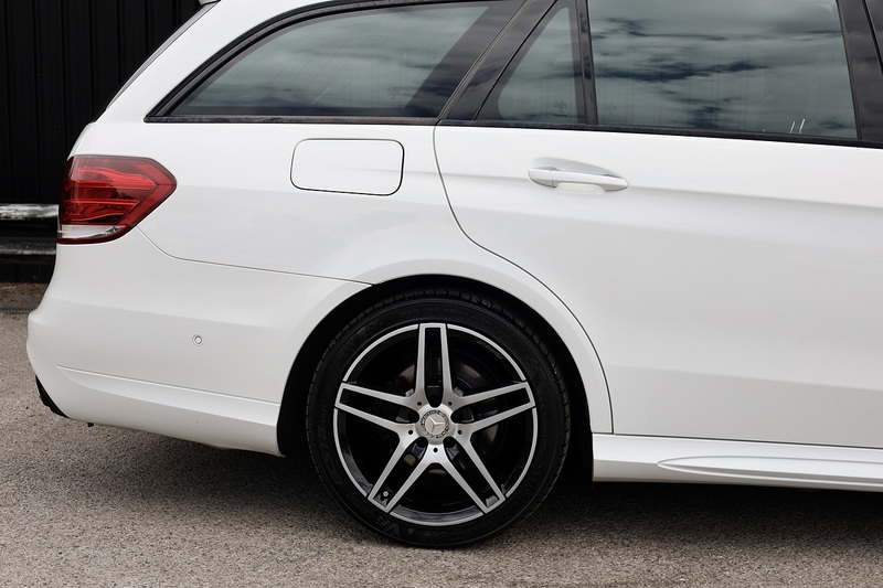Mercedes-Benz E220 CDI AMG Night Edition Panoramic Roof + Harmon Kardon + Memory Pack + Keyless Image 24