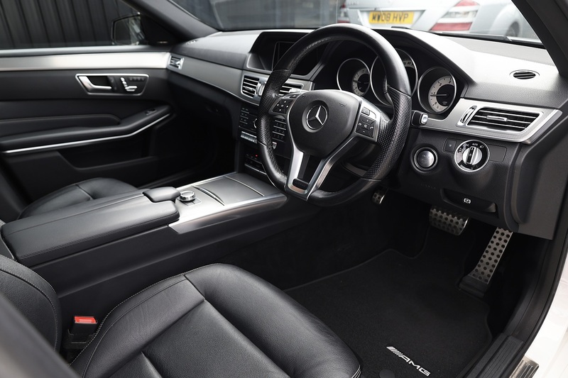 Mercedes-Benz E220 CDI AMG Night Edition Panoramic Roof + Harmon Kardon + Memory Pack + Keyless Image 7