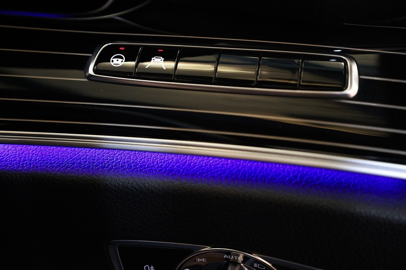 Mercedes-Benz E220d AMG Line Premium Plus Designo Interior + Nappa + Distronic + 360 Camera + Air Scarf Image 9