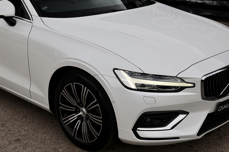 Volvo V60 D4 Inscription Xenium Pack + Panoramic Roof + BLIS + Park Pilot Image 17