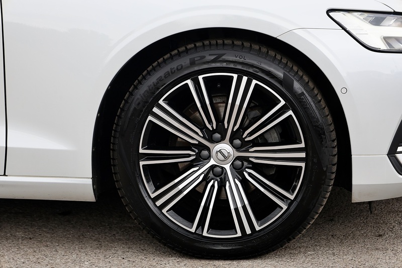 Volvo V60 D4 Inscription Xenium Pack + Panoramic Roof + BLIS + Park Pilot Image 38