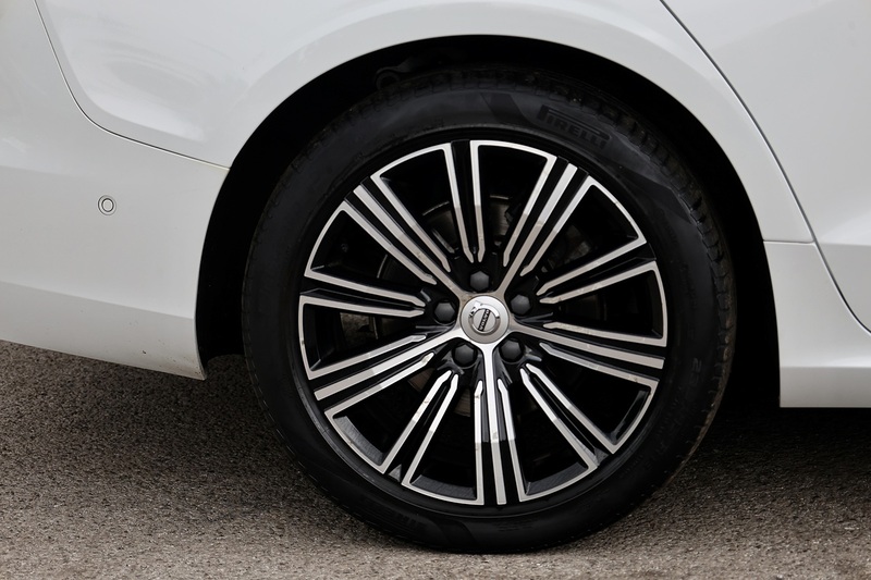Volvo V60 D4 Inscription Xenium Pack + Panoramic Roof + BLIS + Park Pilot Image 37