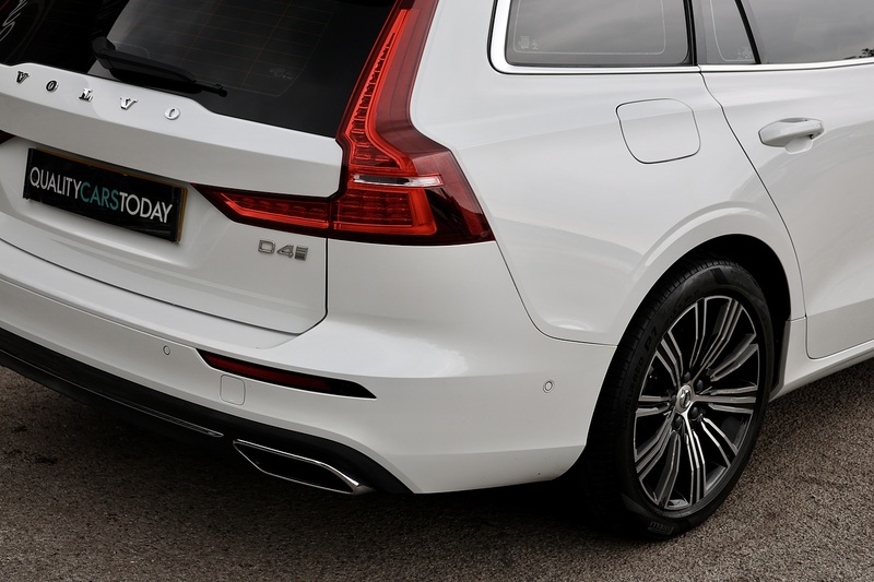 Volvo V60 D4 Inscription Xenium Pack + Panoramic Roof + BLIS + Park Pilot Image 15
