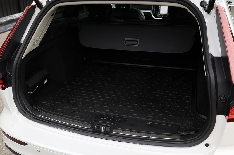 Volvo V60 D4 Inscription Xenium Pack + Panoramic Roof + BLIS + Park Pilot Image 11