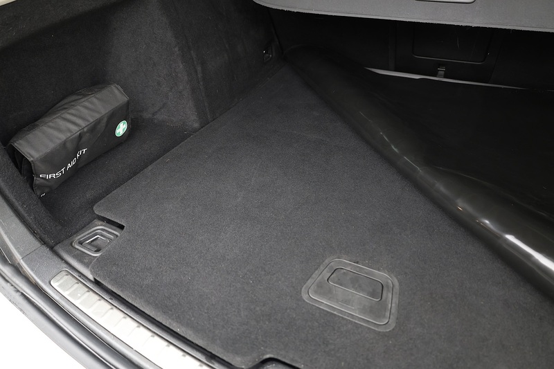 Volvo V60 D4 Inscription Xenium Pack + Panoramic Roof + BLIS + Park Pilot Image 12