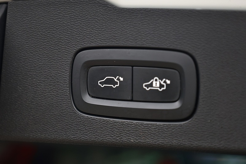 Volvo V60 D4 Inscription Xenium Pack + Panoramic Roof + BLIS + Park Pilot Image 18