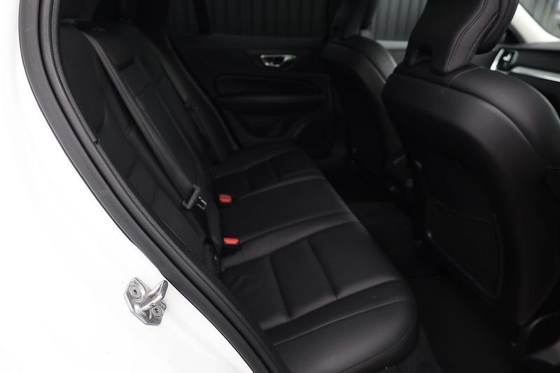 Volvo V60 D4 Inscription Xenium Pack + Panoramic Roof + BLIS + Park Pilot Image 19