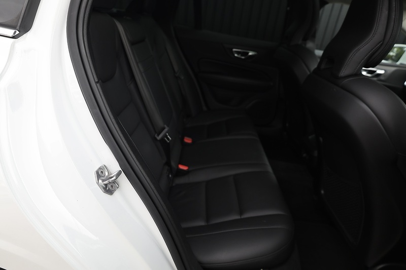 Volvo V60 D4 Inscription Xenium Pack + Panoramic Roof + BLIS + Park Pilot Image 20