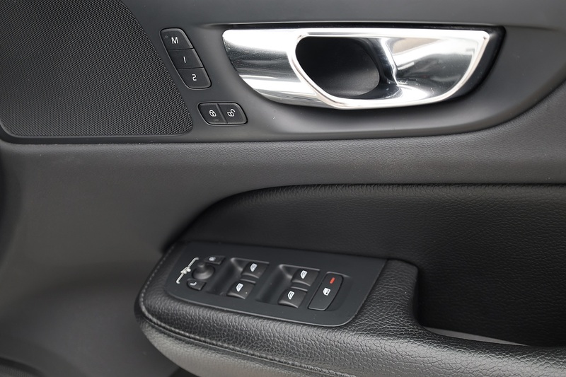 Volvo V60 D4 Inscription Xenium Pack + Panoramic Roof + BLIS + Park Pilot Image 23
