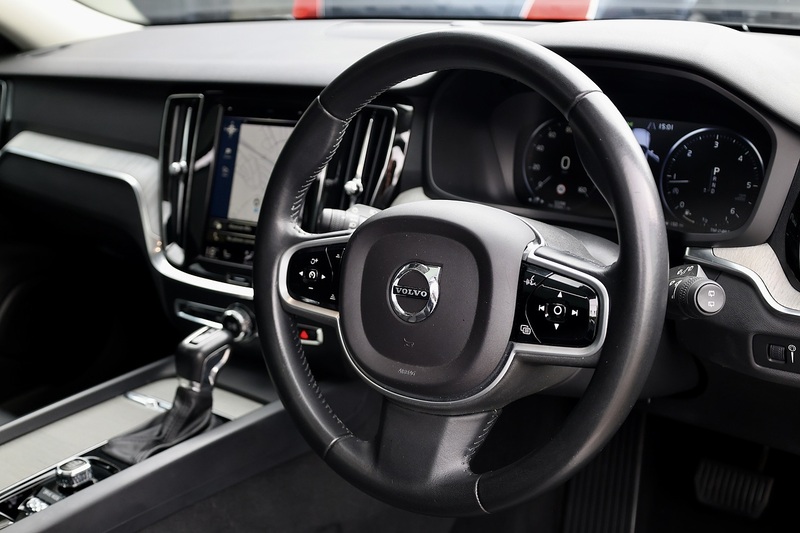 Volvo V60 D4 Inscription Xenium Pack + Panoramic Roof + BLIS + Park Pilot Image 24