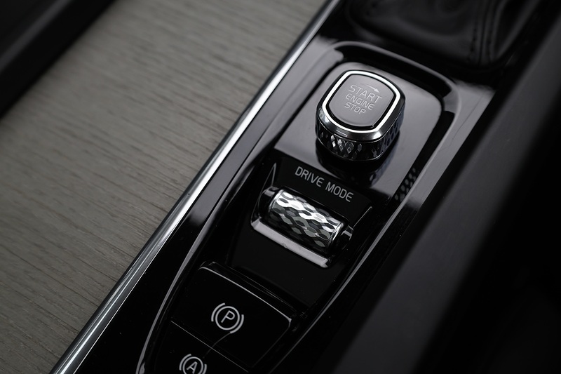 Volvo V60 D4 Inscription Xenium Pack + Panoramic Roof + BLIS + Park Pilot Image 29