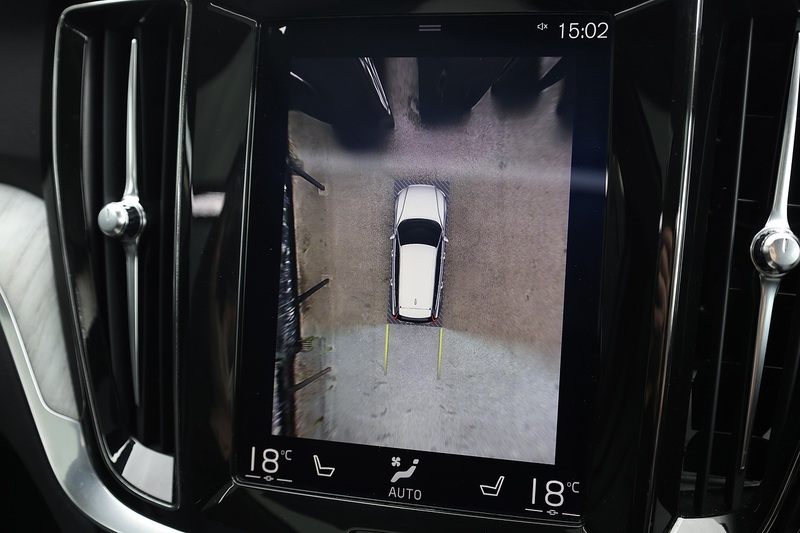 Volvo V60 D4 Inscription Xenium Pack + Panoramic Roof + BLIS + Park Pilot Image 30