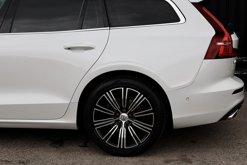 Volvo V60 D4 Inscription Xenium Pack + Panoramic Roof + BLIS + Park Pilot Image 34