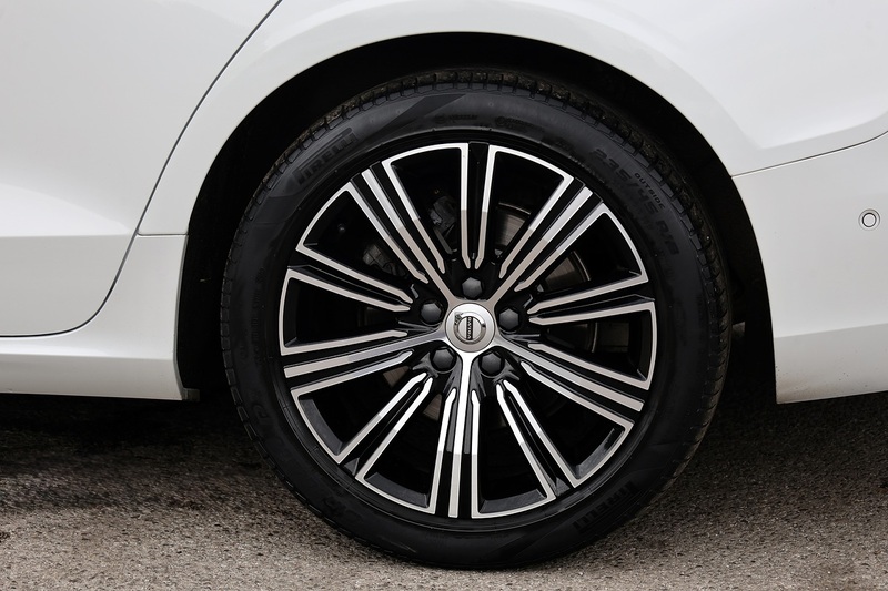 Volvo V60 D4 Inscription Xenium Pack + Panoramic Roof + BLIS + Park Pilot Image 36