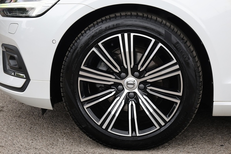 Volvo V60 D4 Inscription Xenium Pack + Panoramic Roof + BLIS + Park Pilot Image 39
