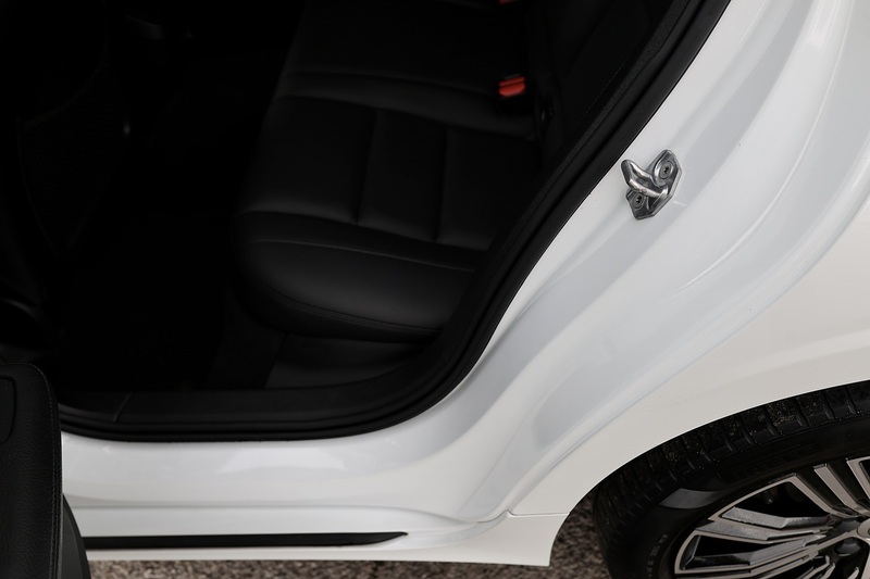 Volvo V60 D4 Inscription Xenium Pack + Panoramic Roof + BLIS + Park Pilot Image 40